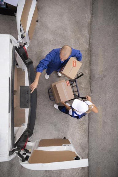 pessoas entregadoras de fotos completas segurando uma caixa